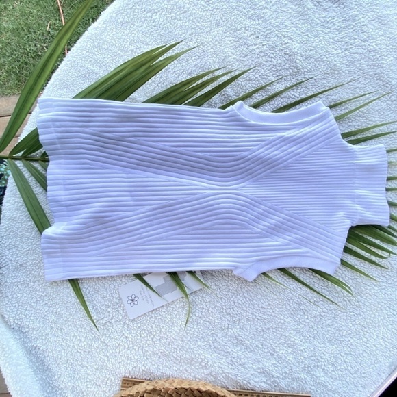 NWT this yoga ribbed top is pure WHITE it just photoed poorly - Picture 4 of 5